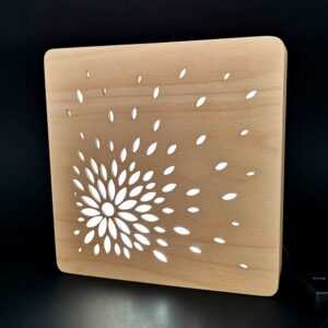 AMADEA Dřevěná lampička s motivem květu