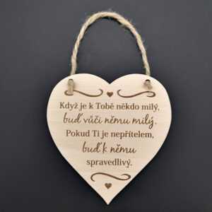 AMADEA Dřevěné srdce s nápisem Když je k Tobě někdo....