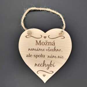 AMADEA Dřevěné srdce s nápisem Možná nemáme všechno...