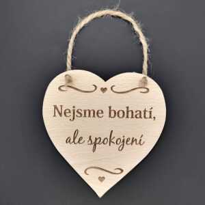 AMADEA Dřevěné srdce s nápisem Nejsme bohatí