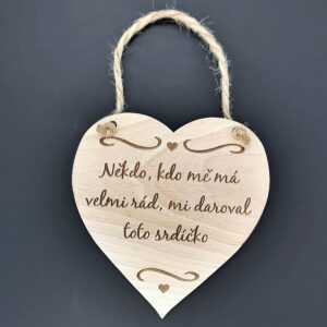 AMADEA Dřevěné srdce s nápisem Někdo