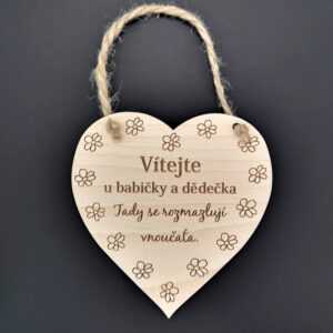 AMADEA Dřevěné srdce s nápisem Vítejte u babičky a dědečka