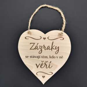 AMADEA Dřevěné srdce s nápisem Zázraky se stávají těm