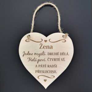 AMADEA Dřevěné srdce s nápisem Žena jedno myslí