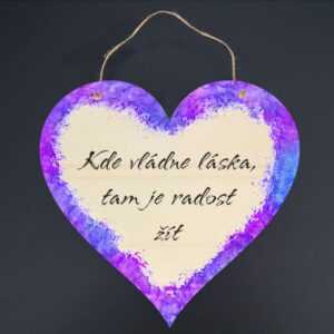 AMADEA Dřevěné srdce s nápisem Kde vládne láska