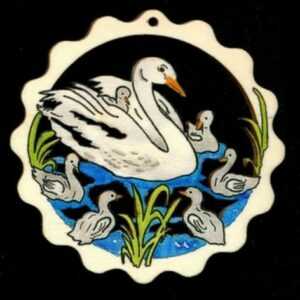 AMADEA Dřevěná ozdoba barevná vlnka s labutěmi 9 cm Bedario-cz