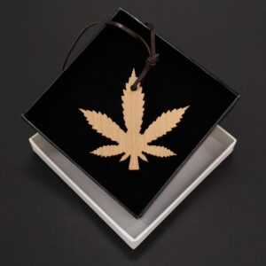 AMADEA Dřevěný přívěsek na krk ve tvaru listu