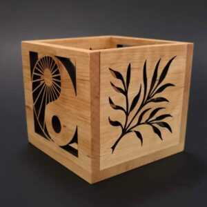 AMADEA Dřevěný svícen krychle s motivem jin-jang a větvičky