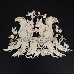 AMADEA Dřevěná dekorace veverky na pařezu 18 cm Bedario-cz