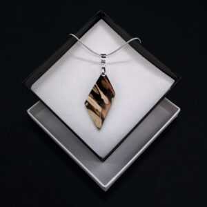 AMADEA Dřevěný přívěsek na krk z pryskyřice červený - mix barev Bedario-cz