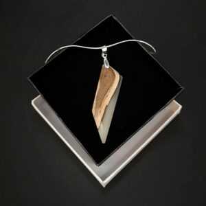 AMADEA Dřevěný přívěsek na krk z pryskyřice bílý - mix barev Bedario-cz