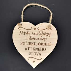 AMADEA Dřevěné srdce s nápisem Nikdy neodcházej z domu bez polibku