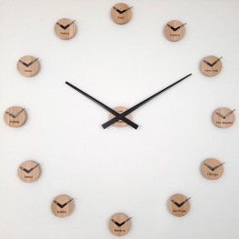 KUBRi 0001A - dubové hodiny české výroby se zobrazením 12 časových zónKUBRi